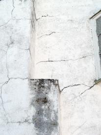 horizontal vertical surface cracking in stucco